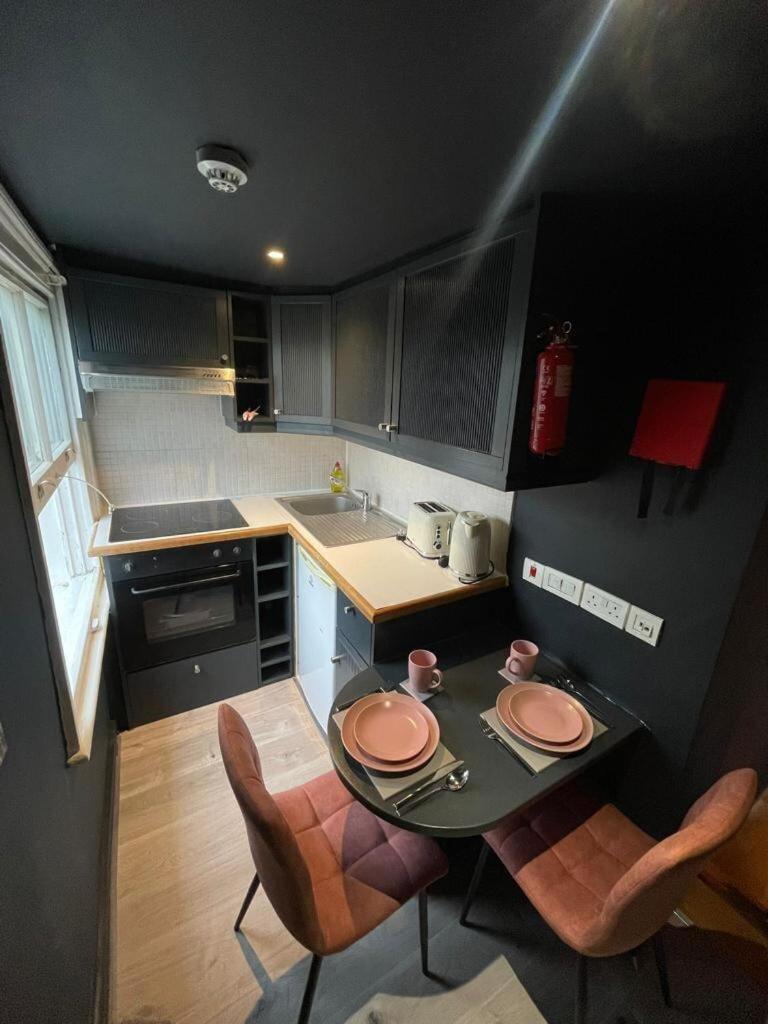 Portobello Road Artistic Studios 'Budget' London Room photo