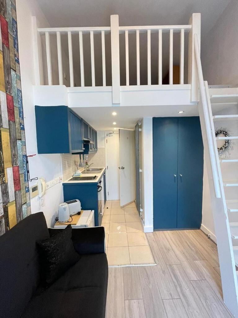 Portobello Road Artistic Studios 'Budget' London Room photo