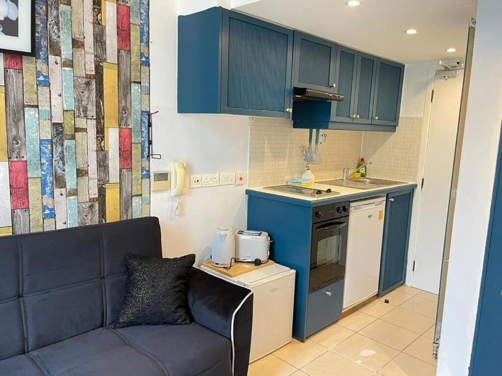 Portobello Road Artistic Studios 'Budget' London Room photo
