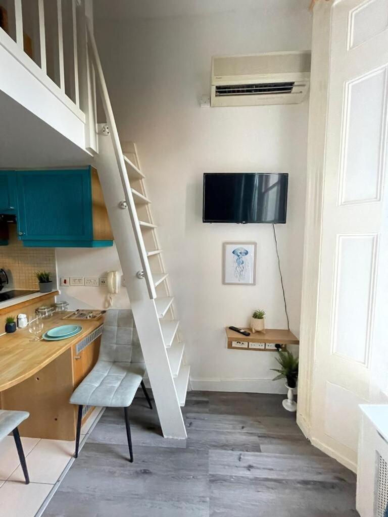 Portobello Road Artistic Studios 'Budget' London Room photo