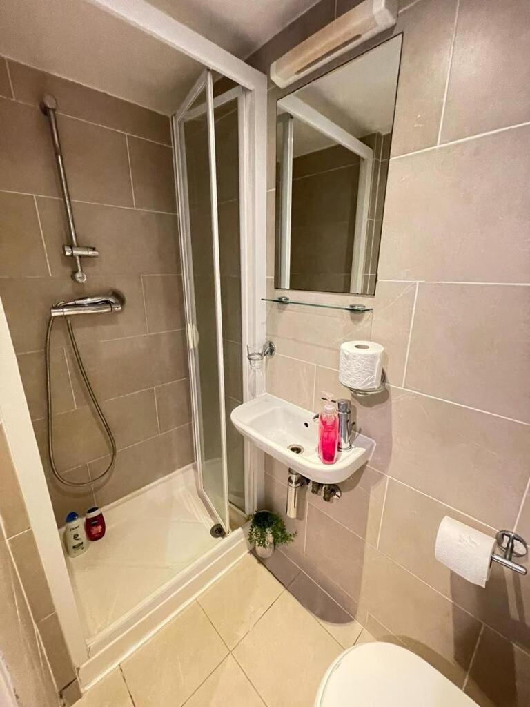 Portobello Road Artistic Studios 'Budget' London Room photo